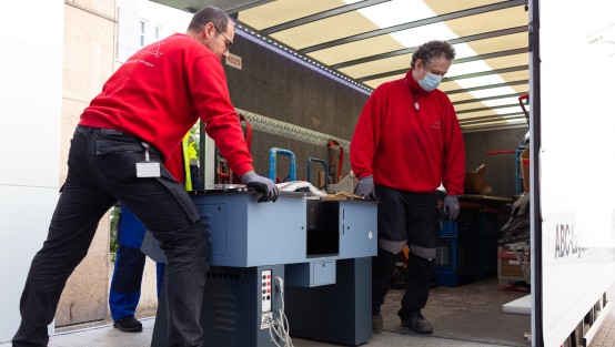 LKW-Entladung eines schweren Tisches 