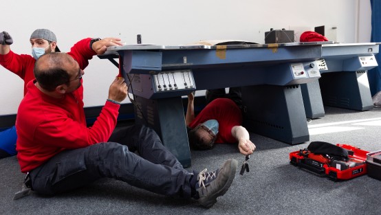 Montage einer schweren Tischgruppe