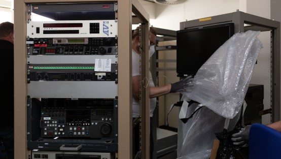 Montage eines Racks mit elektronischen Apparaturen