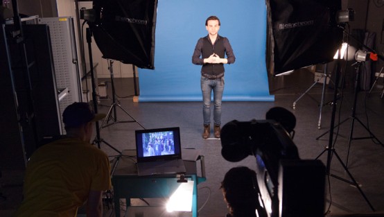 Fotostudio mit Setaufbau für den Dreh von Gebärdensprachvideos.