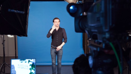 Fotostudio mit Setaufbau für den Dreh von Gebärdenvideos.