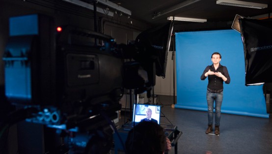 Fotostudio mit Setaufbau für den Dreh von Gebärdenvideos.