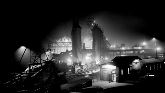 Von vielen Lampen erleuchtete Eisenhütte Oberhausen I bei Nacht