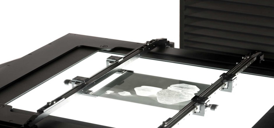 Leuchttisch eines Hochlseitungsscanners mit einem aufliegenden Glasnegativ