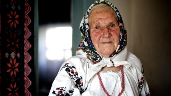 Eine alte Frau mit blau-weißem Kopftuch