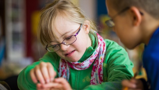 Nahaufnahme von einem Mädchen und einem Jungen.
