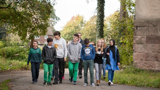 Schülergruppe vor der Anstalt Waldniel.