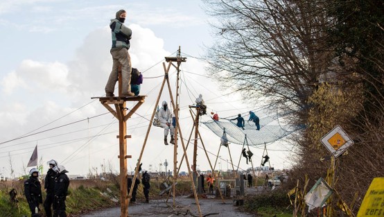 Aktivisten blockieren die Zufahrststrasse und harren auf den errichteten Hindernissen aus