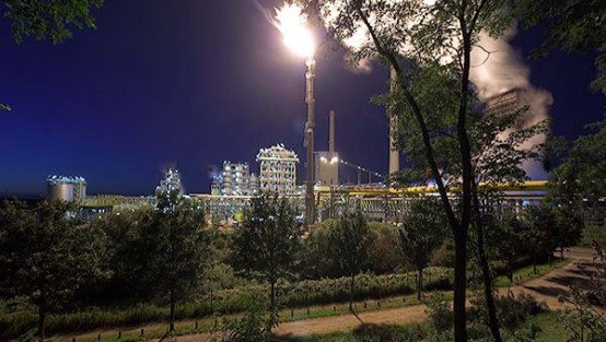 Blick vom Alsumer Berg in Duisburg auf eine nächtlich erleuchtete Industrieanlage