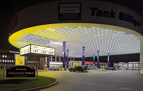 Tankstelle bei Nacht