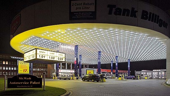 Tankstelle bei Nacht