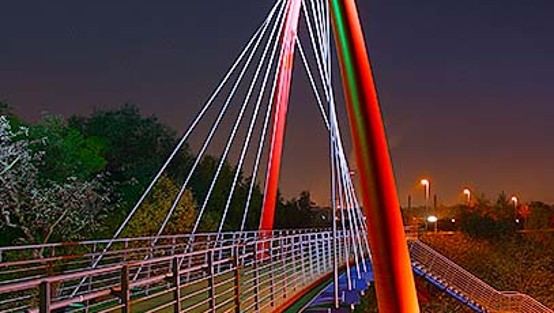 Fußgängerbrücke als Lichtkunstwerk in Oberhausen