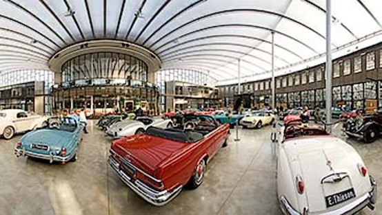 Ausstellungshalle mit Oldtimern