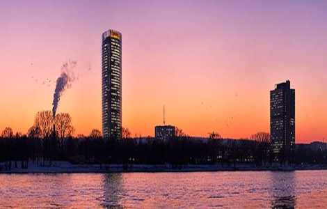 Rheinufer in Bonn mit dem Post Tower in der Abendsonne