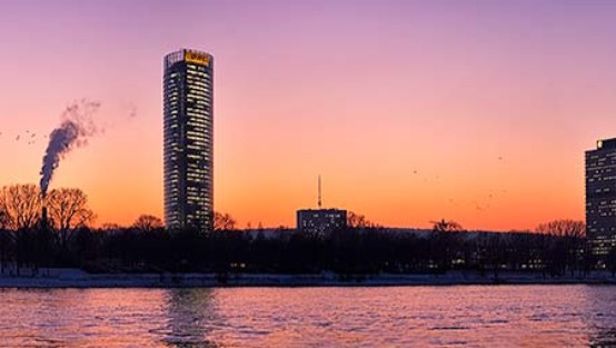 Rheinufer in Bonn mit dem Post Tower in der Abendsonne