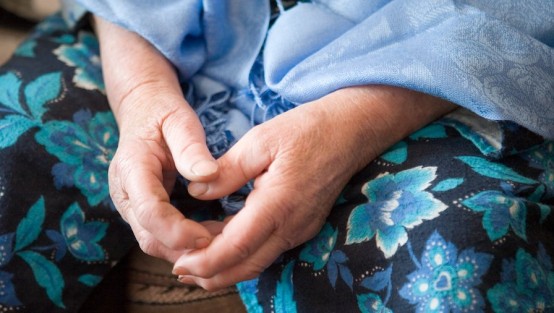 Frauenhände liegen im Schoß