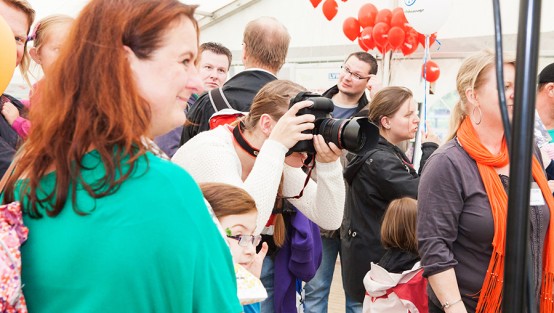 Foto: Julia Reschucha/LVR-ZMB, 2013 Fotografin bei der Arbeit mitten in der Menschenmenge