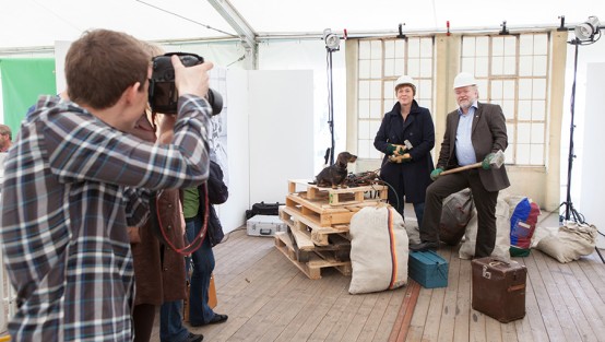 Foto: Julia Reschucha/LVR-ZMB, 2013 ein Mann und eine Frau nlassen sich verkleidet mit Schutzhelmen und Schweißgeräten zusammen mit ihrem Dackel fotografieren