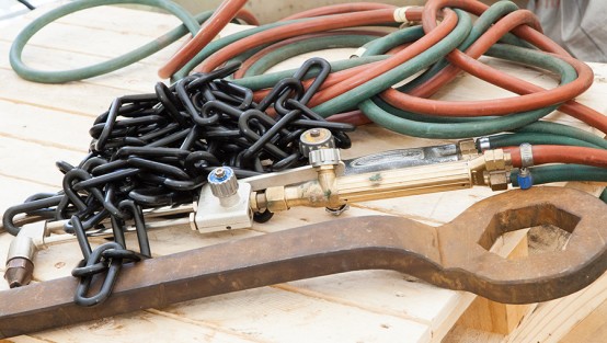 Foto: Julia Reschucha/LVR-ZMB, 2013 Schweißgerät, Riesenschraubenschlüssel und schwarze Gliederkette in Großaufnahme