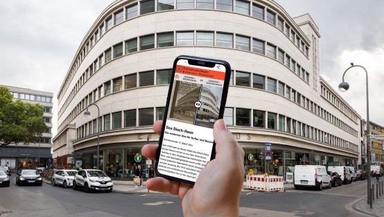 Handy vor Disch Haus zeigt die Station des Disch Hauses in der PWA.