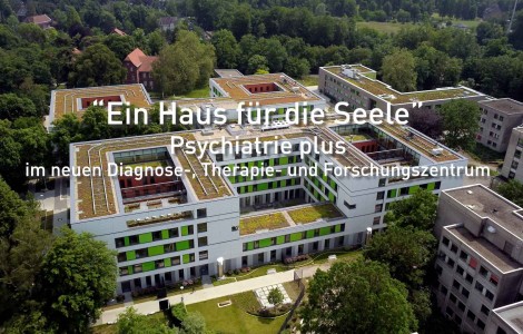 Ein Drohnenbild des Klinikgebäudes von oben.