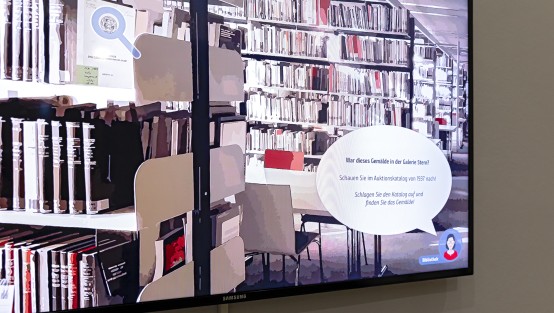 Ausschnitt der Anwendung auf dem Wandmonitor. Foto: Anette Hiller Wandmonitor mit verfremdeten Bibliotheksregalen, blauer Lupe und gezeichneter Forscherin mit Sprechblase.