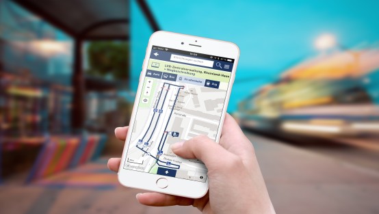 Handy mit einer Kartenansicht und eingezeichneten blauen Wegen von den Straßenbahnhaltestellen zum Gebäude.