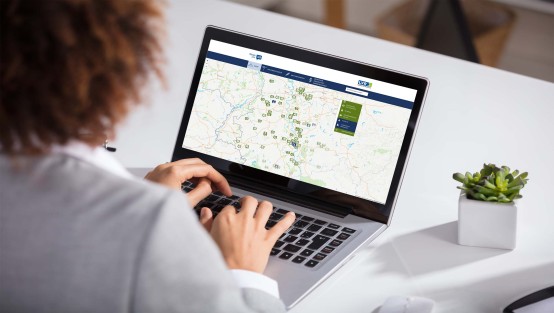 Übersichtskarte mit farbigen Markierungen auf einem Laptop.