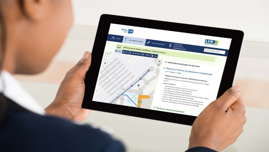 Die App auf dem Tablet zeigt die Wege vom Parkhaus  zum LVR-Zentrum für Medien und Bildung in Düsseldorf.