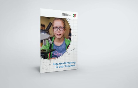 Coverbild - Mädchen hinter einem Mikroskop