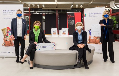 Pressefoto mit Schulministerin Gebauer, LVR-Landesdirektorin Lubek, Direktorin der Stadtbibliothek Köln Vogt und Vertretung von Bildungspartner NRW Stachelhaus