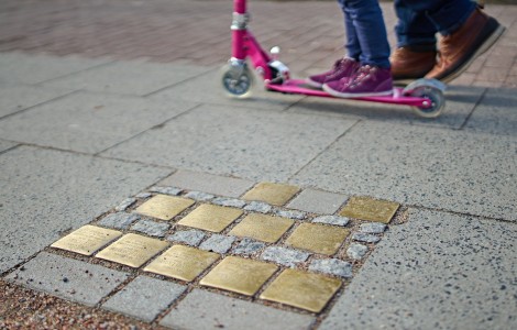 Bild zeigt einen Kinderroller und Stolpersteine