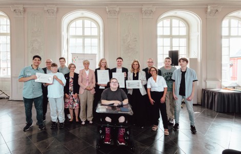 Gruppenfoto feierliche Unterzeichnung der 2000. Bildungspartnerschaft