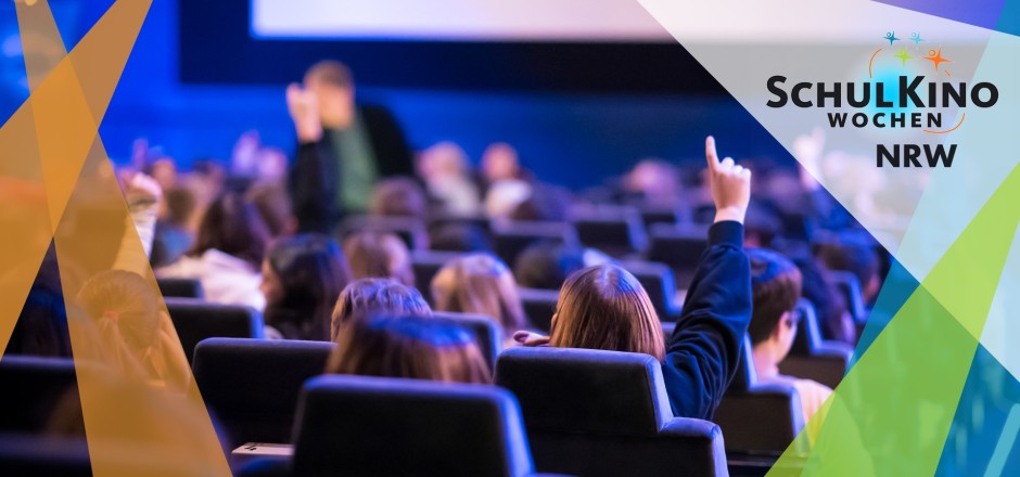 Kinder bzw. Jugendliche sitzen im Kino vor der Leinwand, einige melden sich. Rechts ist das Schulkinowochen NRW: hinter dem Schriftzug leuchtet ein hellblauer Hintergrund, darüber einige bunte Sterne