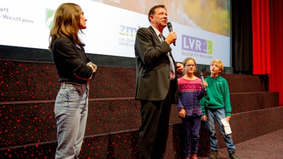 Stadtdirektor Hintzsche spricht bie der Eröffnung des 38. KinderKinoFestes.