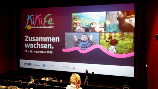 Filmvorführung beim 40. KinderKinoFest Düsseldorf. Foto: © Eva-Lotte Niegel I LVR-ZMB Kinder im Kinosaal vor einer bunten Leinwand