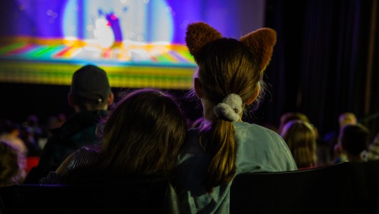 Kuscheln im Kino beim 10. Familiensamstag. Foto: © Hannah Heimbuchner I LVR-ZMB Kinder im KInosaal