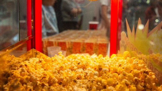 Popcorn fürs ultimative Kinogefühl. Foto: © Hannah Heimbuchner I LVR-ZMB Popcorn in einer Popcornmaschine