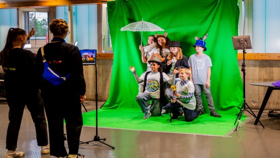 Greenscreen-Fotoaktion mit Zirkusflair. Foto: © Hannah Heimbuchner I LVR-ZMB Kinder bei einer Greenscreen-Fotoaktion