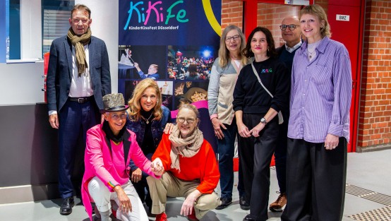 Vertreter*innen von LVR und Stadt Düsseldorf beim 10. Familiensamstag. Foto: © Hannah Heimbuchner I LVR-ZMB
Menschen vor einem Rollup