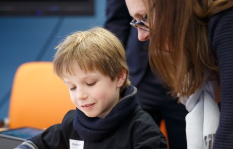 Junge bekommt von Frau etwas erklärt