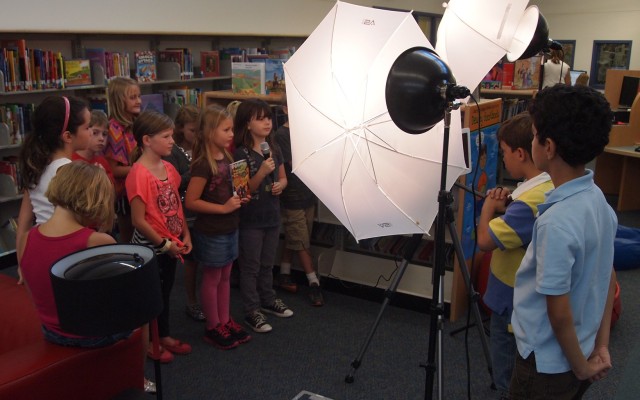 Kinder drehen einen Film in einer Bibliothek