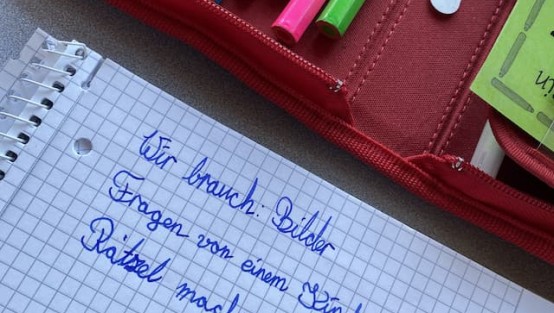 Unter einem Federmäppchen liegt ein Collegeblock. Mit Füller ist folgendes notiert: 