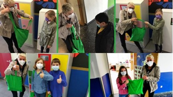 Übergabe der grünen Materialtaschen