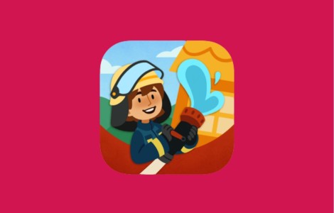 Ein Kind in Feuerwehruniform hält einen Löschschlauch in der Hand aus dem Wasser spritzt