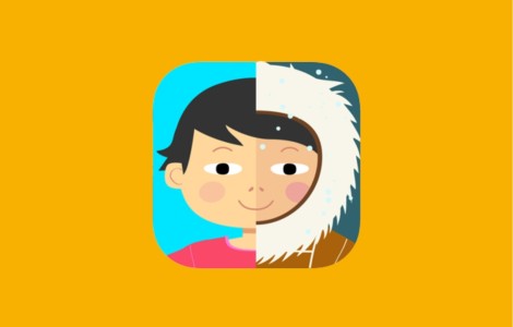 Ein Kindergesicht. Die rechte Gesichtshälfte hat eine Fellkapuze an und es fällt Schnee, die linke Gesichtshälfte trägt keine Mütze, der Himmel im Hintergrund ist blau.