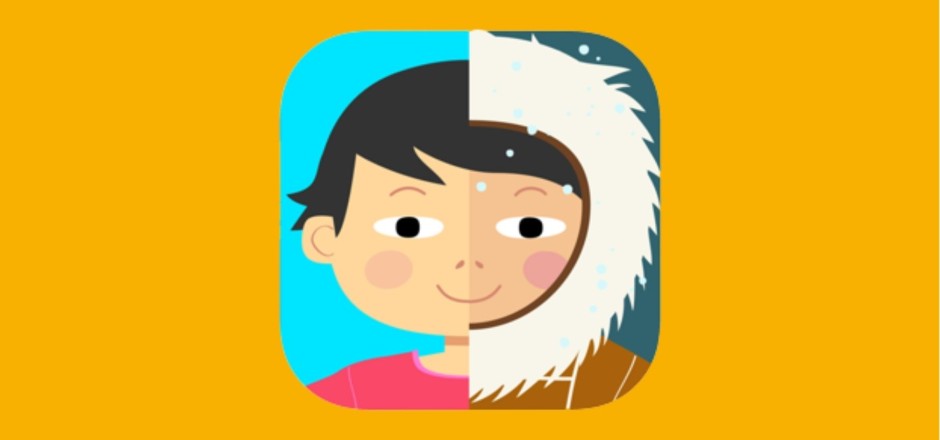 Ein Kindergesicht. Die rechte Gesichtshälfte hat eine Fellkapuze an und es fällt Schnee, die linke Gesichtshälfte trägt keine Mütze, der Himmel im Hintergrund ist blau.