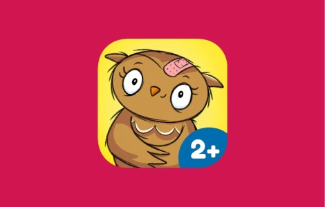 Eine kleine Eule mit einem Pflaster auf dem Kopf. Unten rechts steht 2+ geschrieben