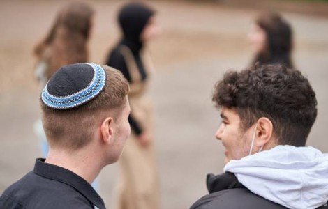 Junge mit Kippa und Junge ohne Kippa auf Schulhof