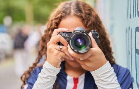 Bild zeigt Schülerin mit Fotokamera